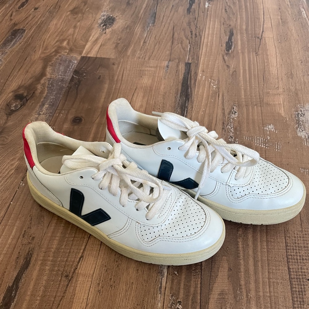 Veja women’s v-10 size 37